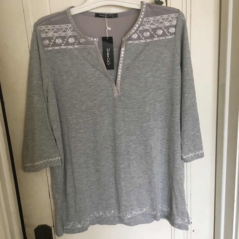 Wms 2X grey embellished top light weight pretty